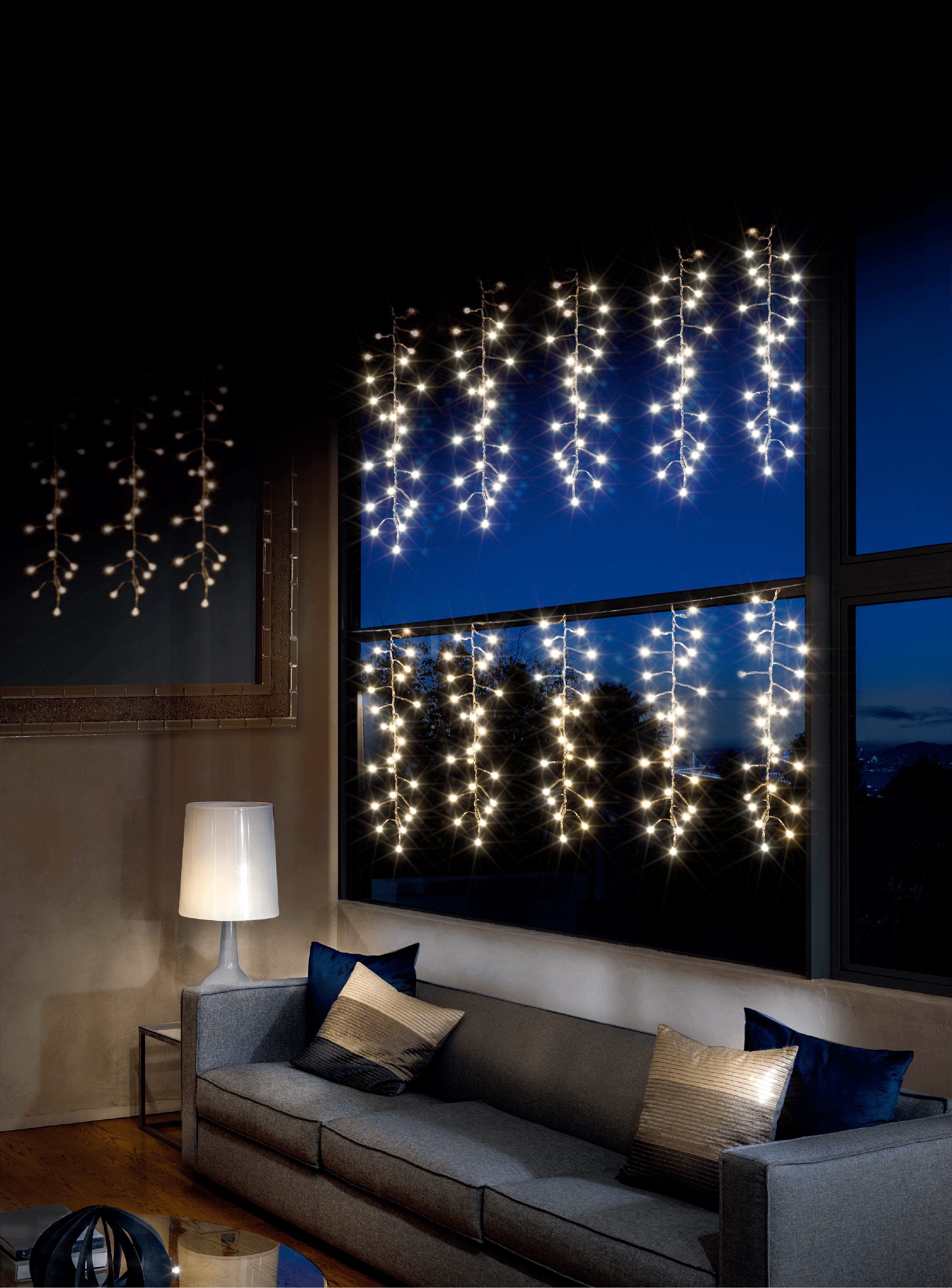 LED luces de cortina en una ventana de salón moderna al atardecer