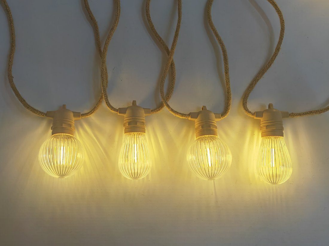 Jute Cord Party Light — Hanging View, 4 bulbs mit warmem Glanz
