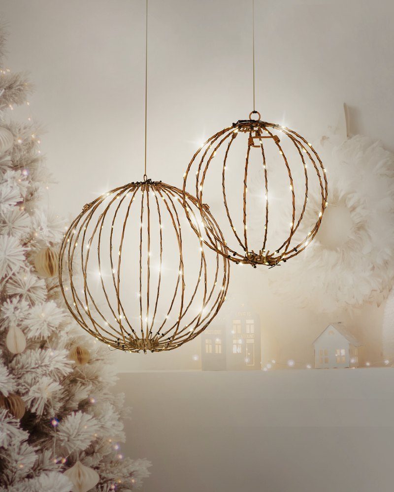 Goldballlichter und festliche Dekorationen in einer warmen Urlaubsszene